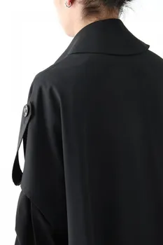 Dugi prsluk u novi dizajn u kombinaciji s elegantnim, slobodan taman kaput sa kratkim rukavima